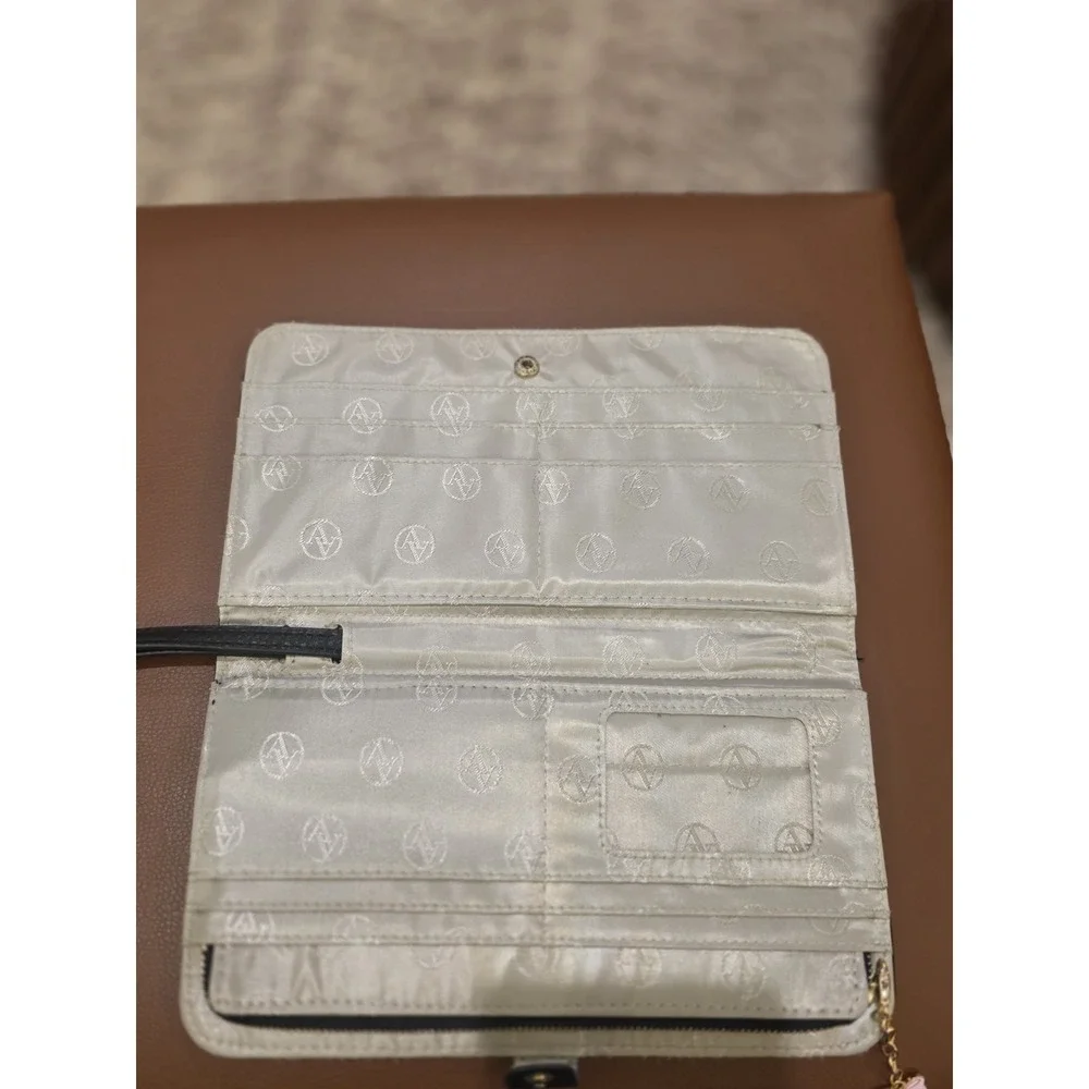 Adrienne‎ Vittadini Studio Charging Zip Around Wallet Wristlet Wallet in Black